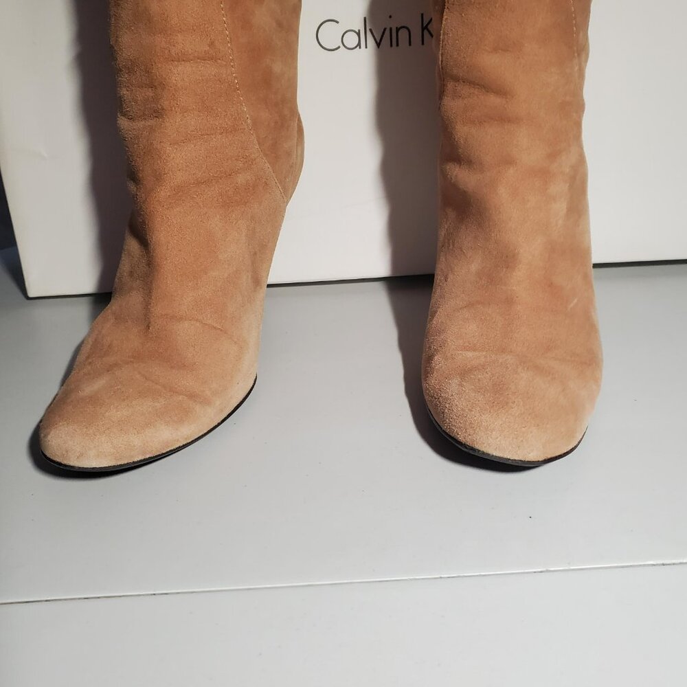 Calvin Klein Heloise Camel Kid Suede Heeled Boots Sz 8.5M - shipping incl - Picture 3 of 16